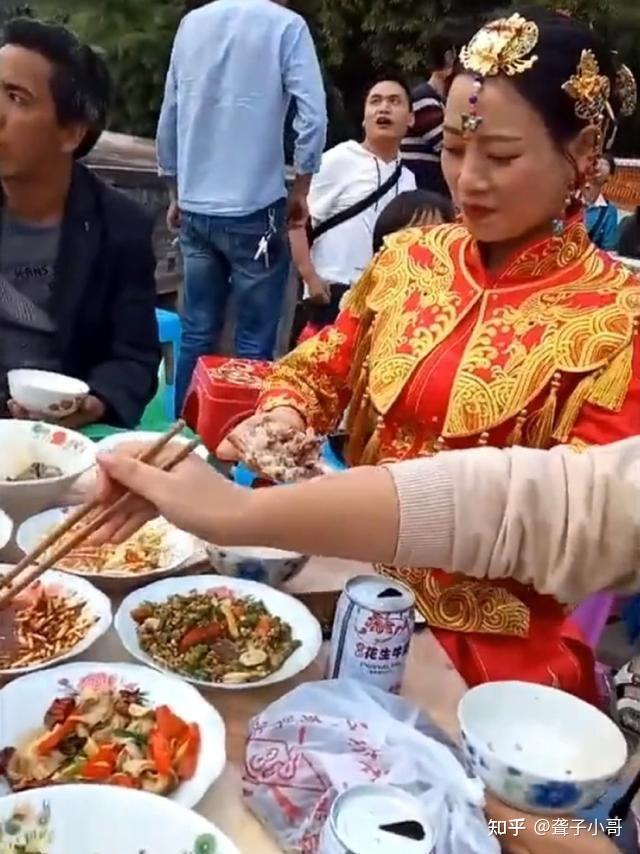 婚宴上新娘狼吞虎咽吃猪蹄样子很难看，当放下双手，大家都闭嘴了 知乎