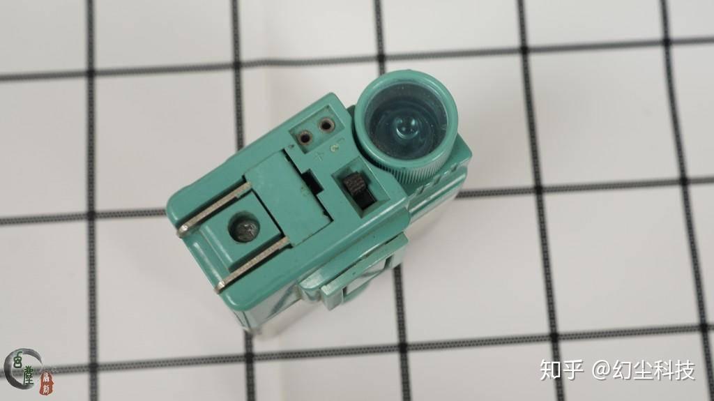 不过当时,它们远不如现在的移动电源火爆,毕竟当时使用磁带随身听,cd