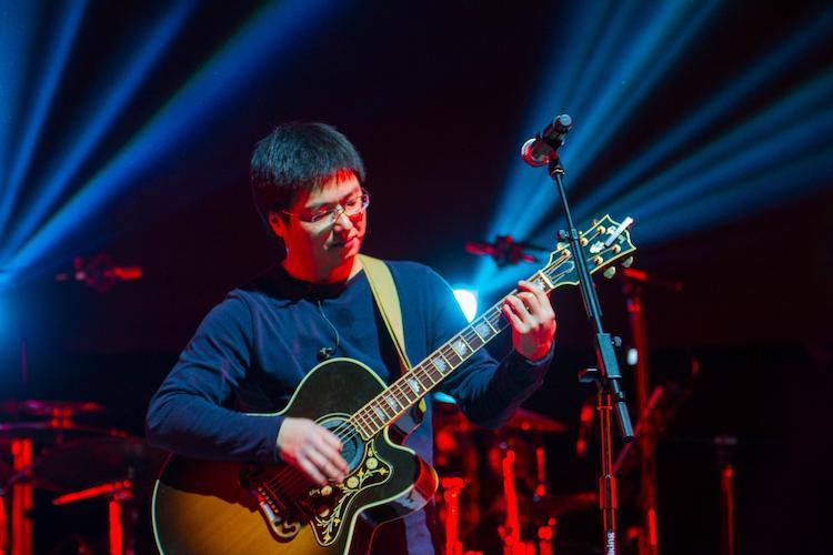 前两天,果酱君和大家分享了李志最新的跨年现场——《回答》官方视频