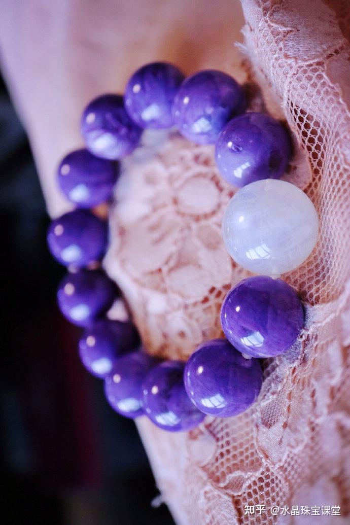 晶石上的山水画紫龙晶