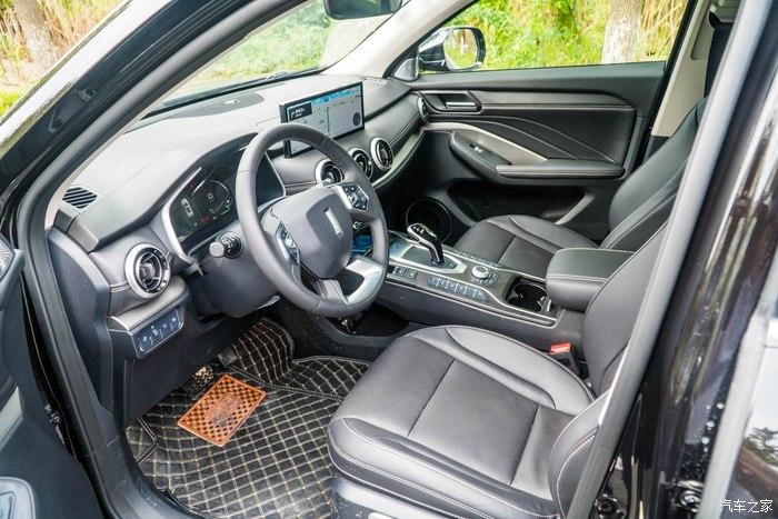 内饰的用料与工艺也是非常奢华.