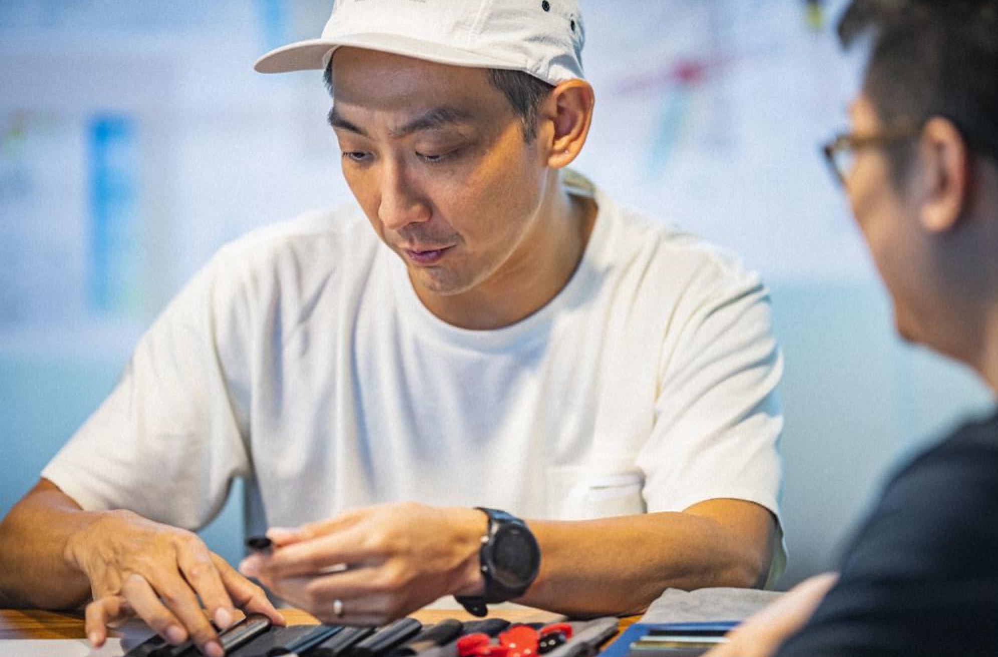 李灿森&frankie联手relx悦刻首席品香师,共同调配了"潜队海洋".