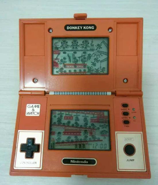 & watch掌机,分别是石油恐慌,大金刚和绿屋,邬建拥有的第一台game &