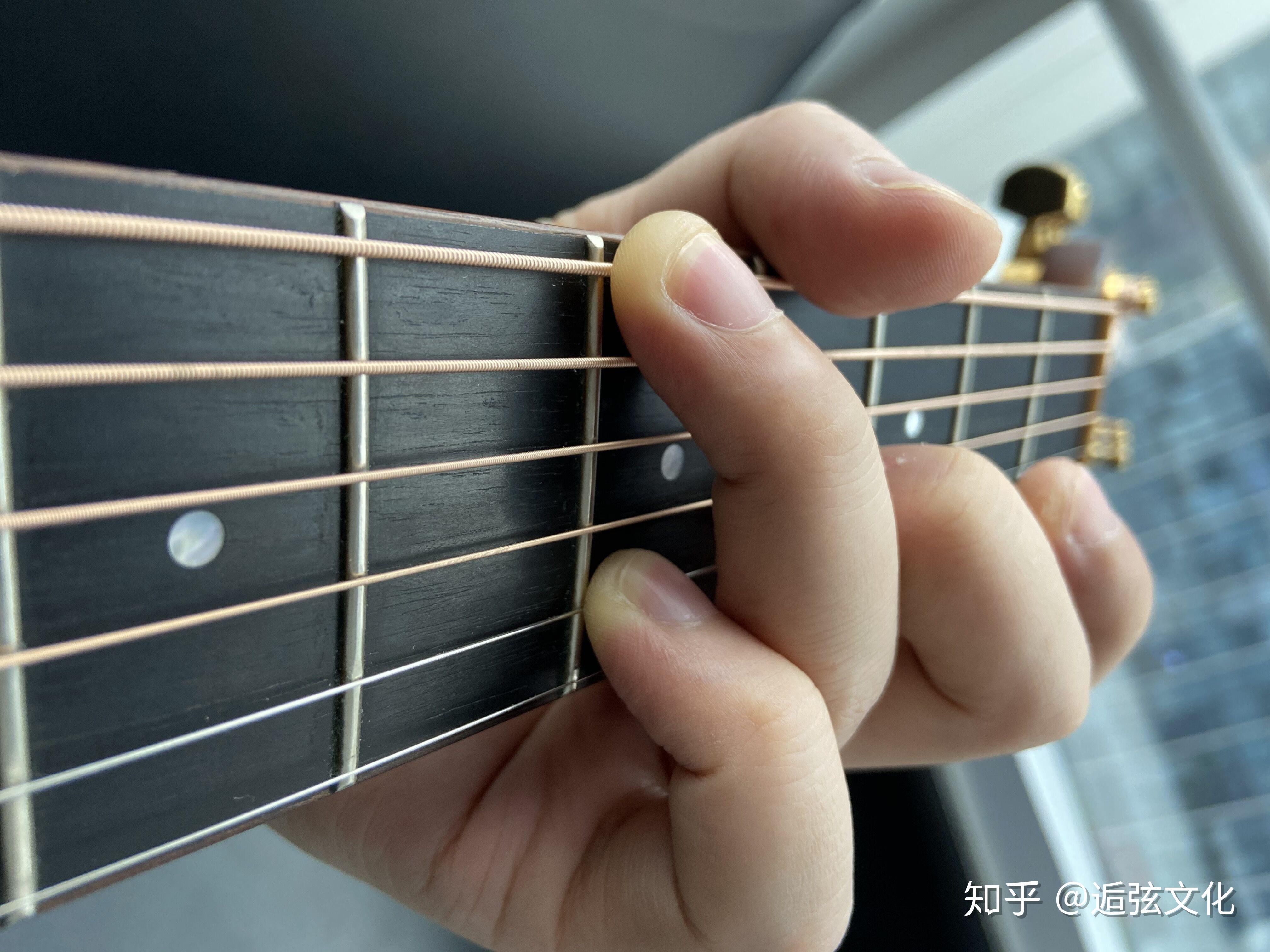 吉他初学者一定要知道的正确握琴手势 - 知乎