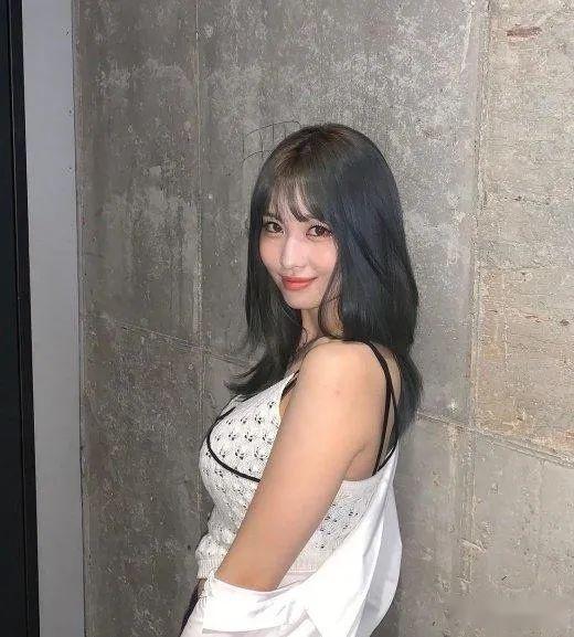 胸比脸大twicemomo晒性感私照肆意炫耀丰满身材