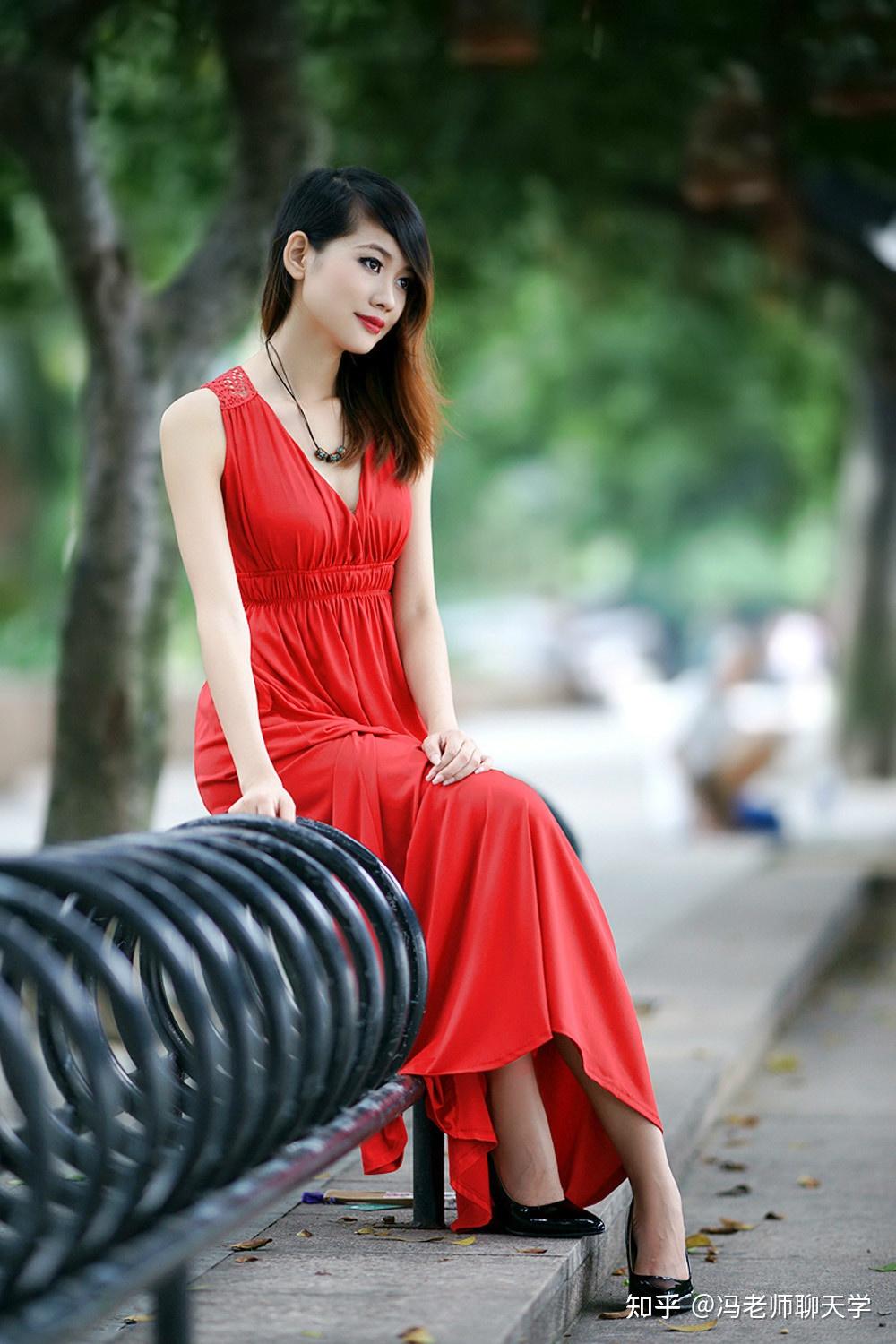 女人们满心欢喜的迎接着一段感情,期盼着能够和心爱的人一起到老