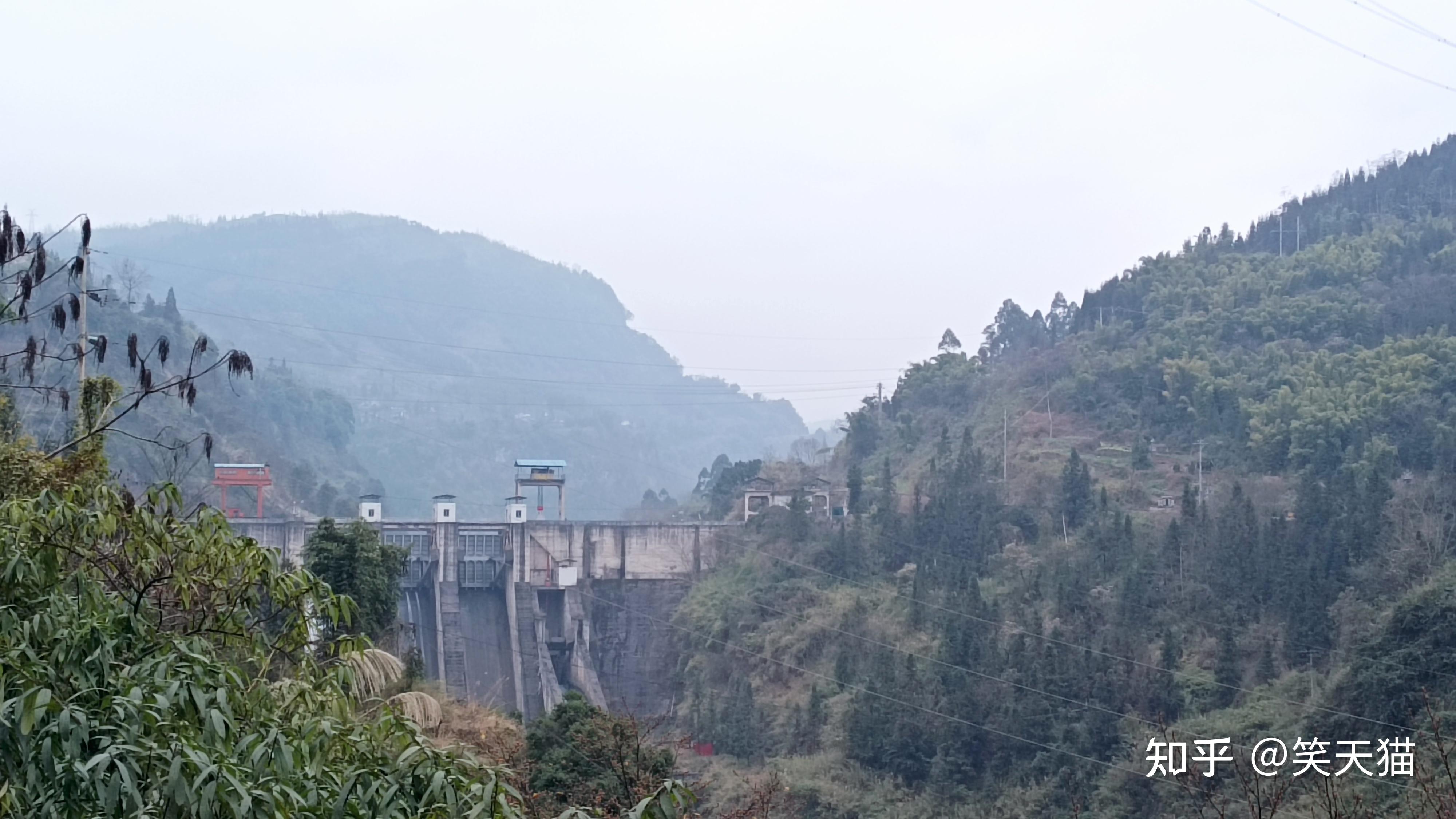 泥巴山气候分水岭图片