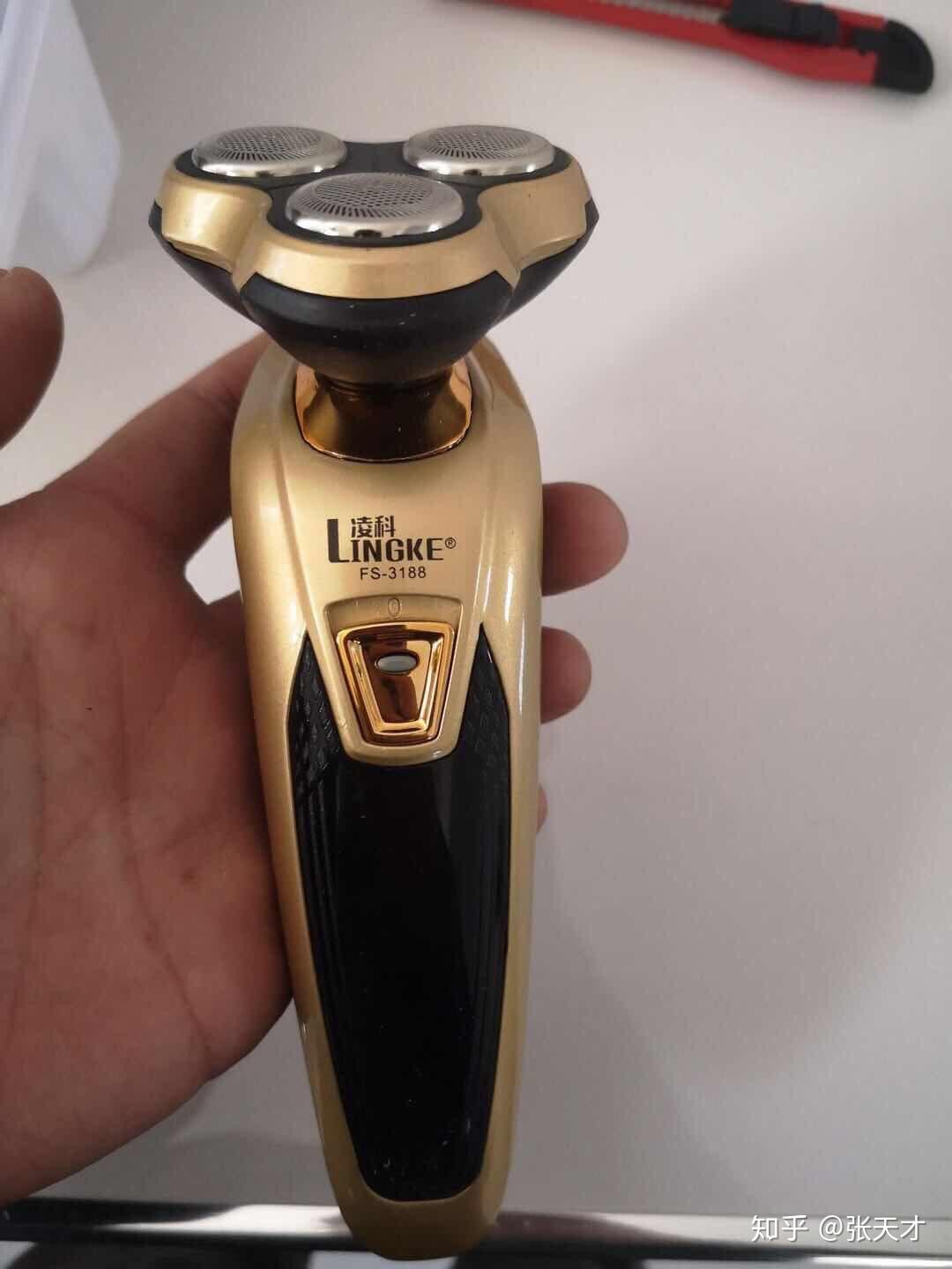 3/飞科旋转式剃须刀fs808旋转式剃须刀是目前最流行的一种.
