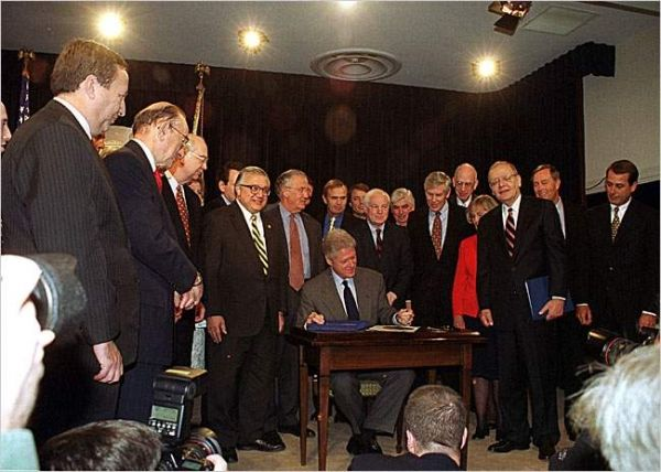 左二的老头)克林顿基金会克林顿家族创立的克林顿基金会,接受大量财团