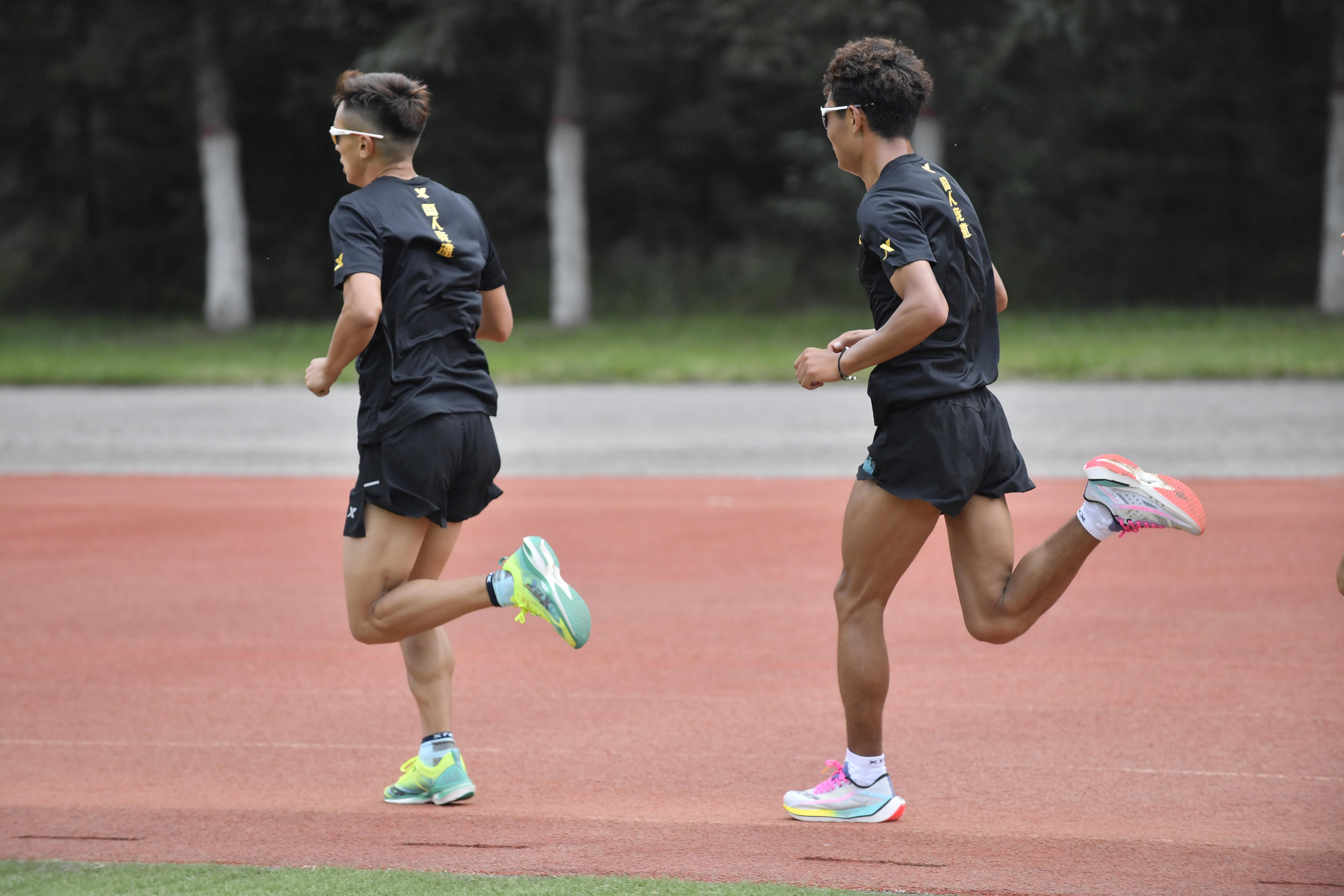 听跑动时的落地和呼吸