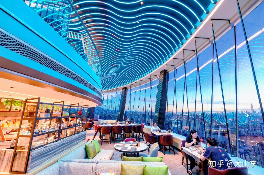 在鹏城最高的旋转餐厅俯瞰城市之美,从万丽出发,探索深圳