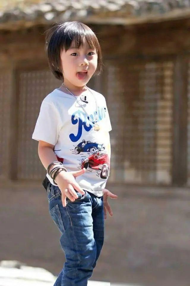 林志颖获kimi许可晒正面照小家伙堪称整容般长大超像迷你林志颖