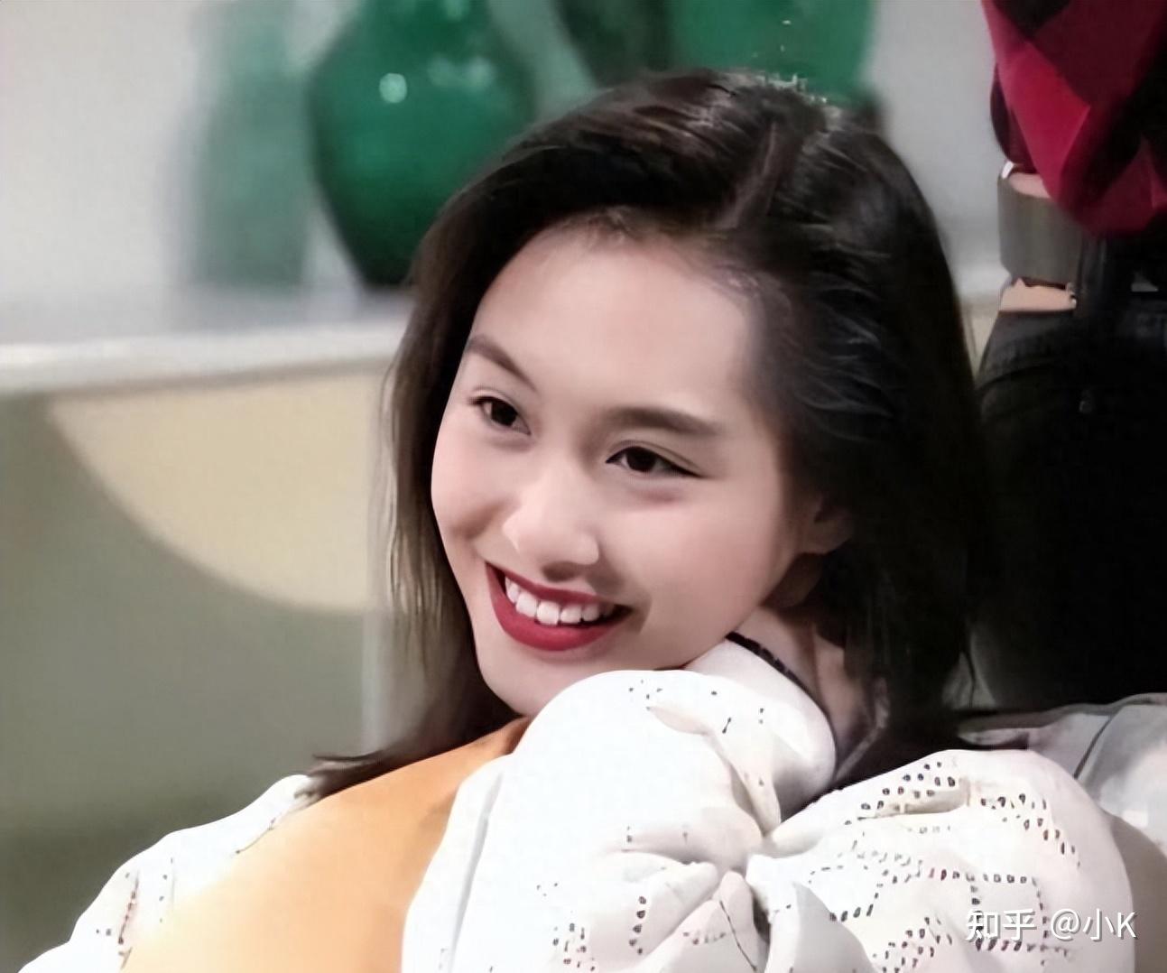 52岁朱茵现状住深山村屋开两万块破车网友活成了大妈的样子