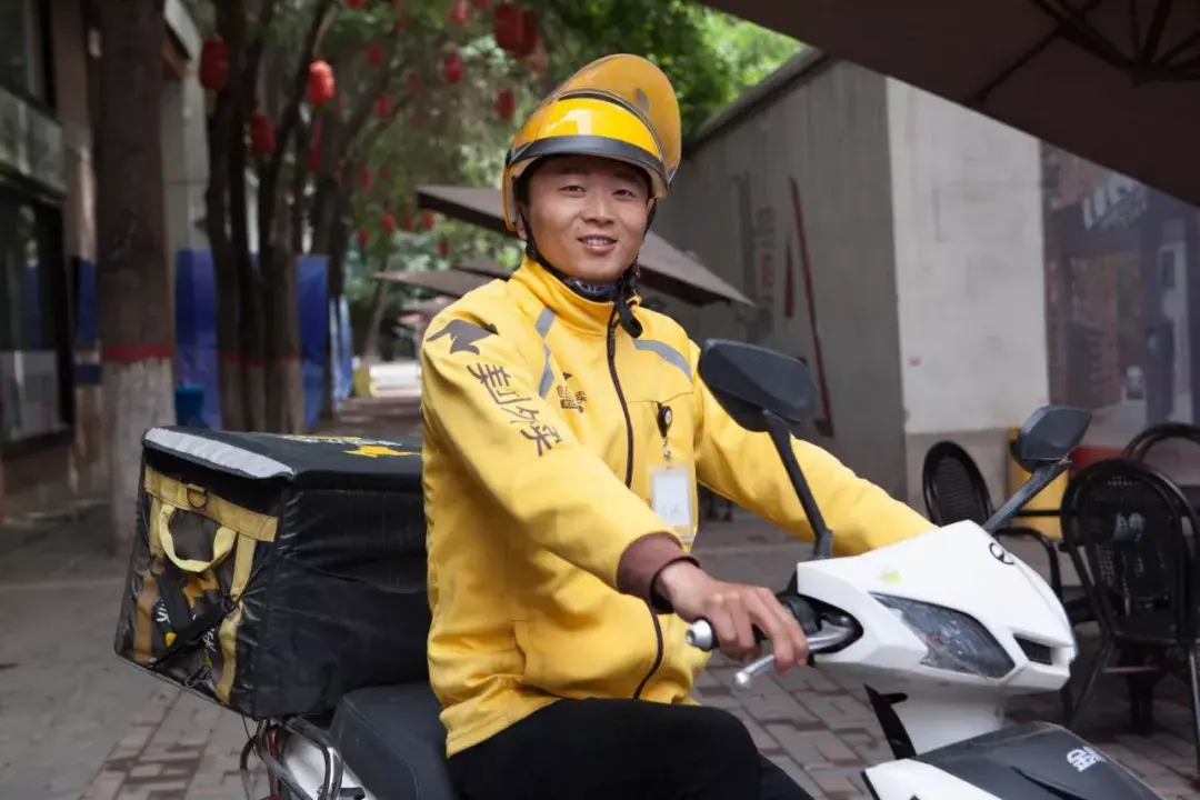 美团小哥又被新闻联播点名了