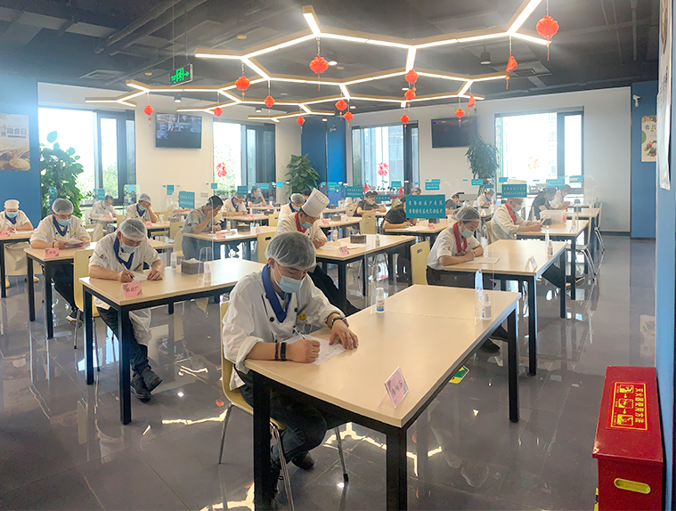 聚力聚心促提升金润诚加强餐厅工作人员培训筑牢食品安全防线