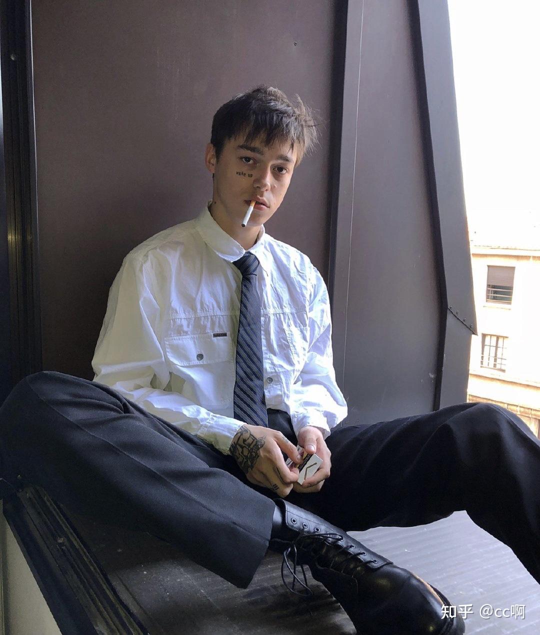 ins穿搭博主睡不醒男孩sashatrautein