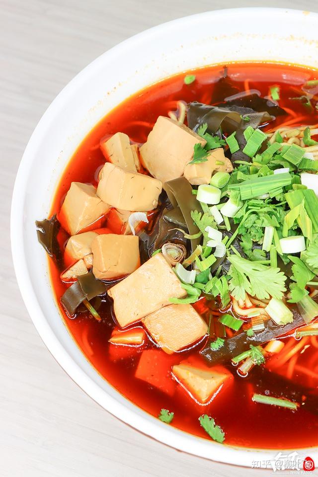 描述的:尝尽人间百味,素食最美;看过人生繁华,平淡最真;海带豆腐面,香