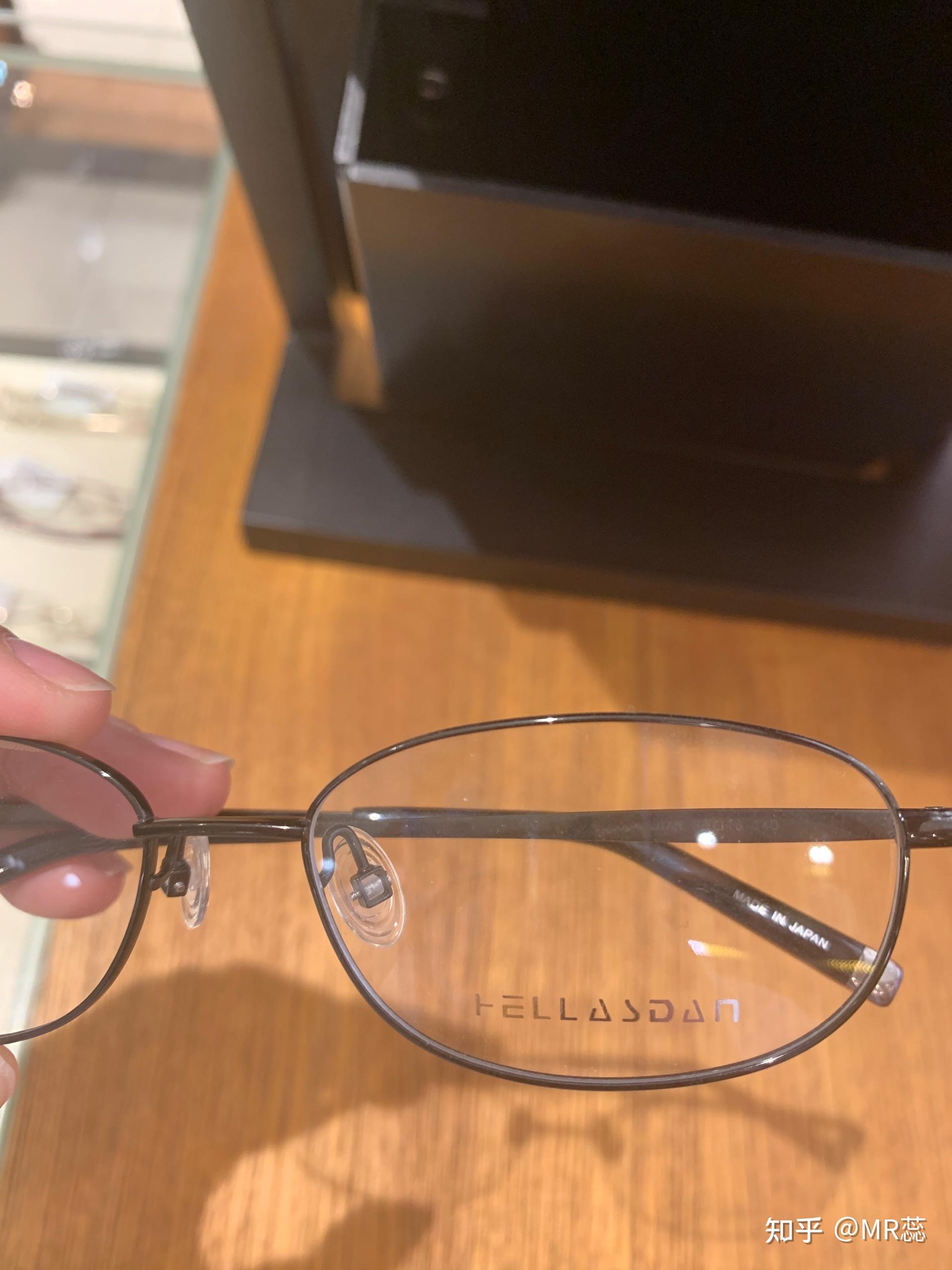 在高度近视眼镜架类型的选择上,全框及半框镜架优于无框镜架,后者不但