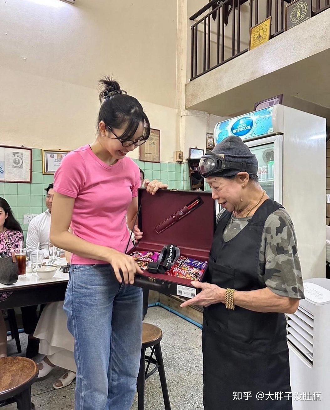 lisa穿拖鞋与妈妈曼谷街头吃饭巨星与餐厅老板相拥合照太亲民