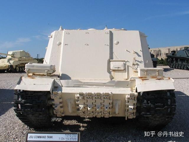 坦克界的无面男jsu装甲指挥坦克白色的涂装更显诡异