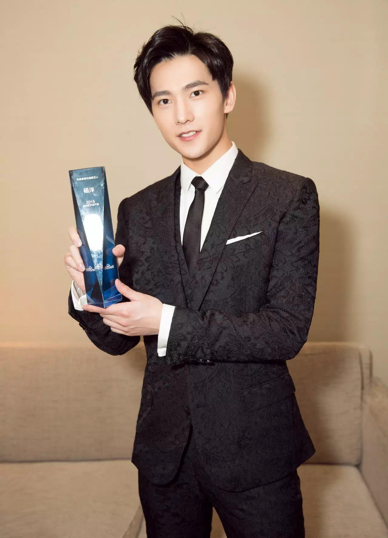 星尚场小干部花美男像杨洋那样穿西装迟早迷死人