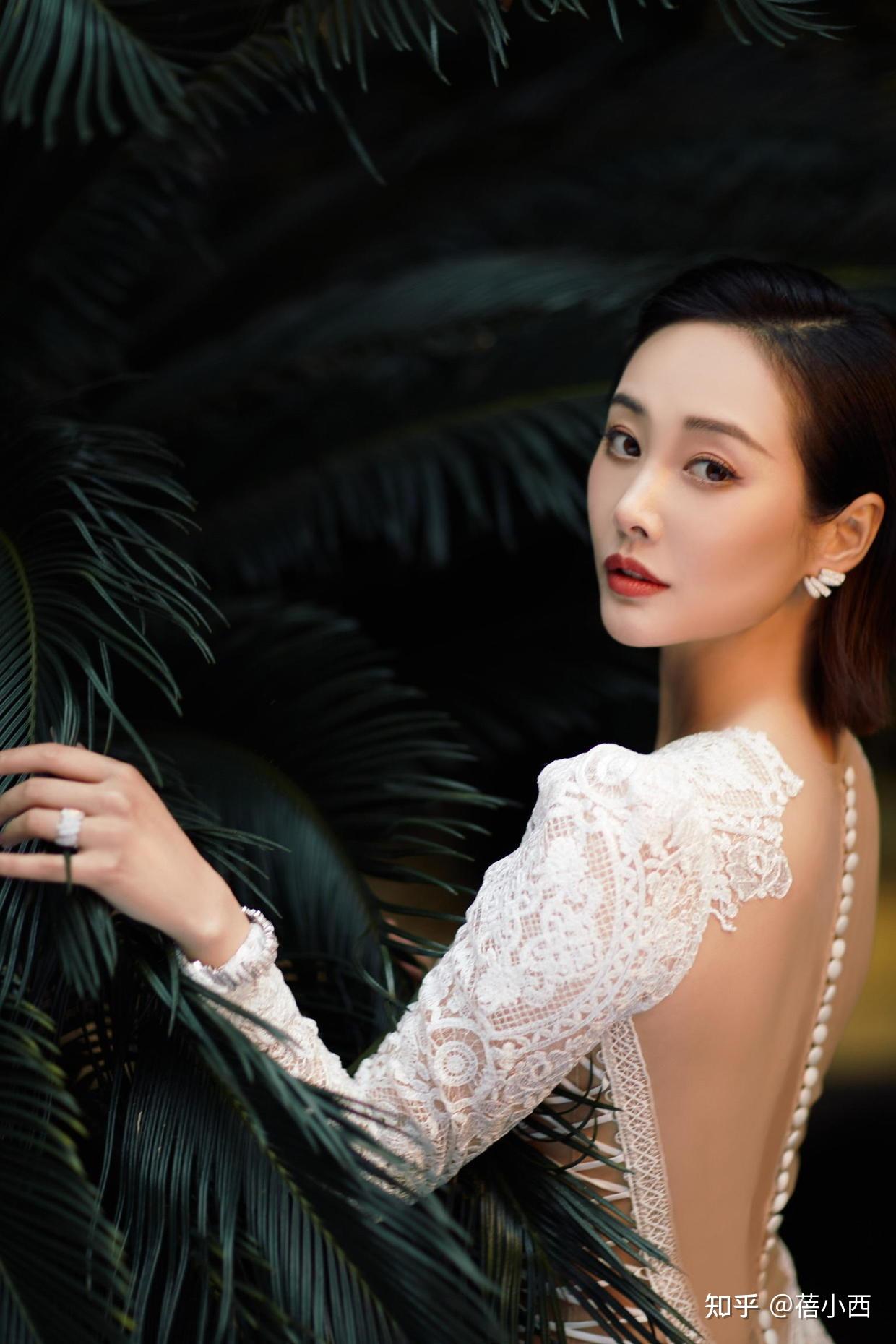 李纯真是尤物身材,一袭蕾丝连衣裙镂空 露背太美,没身材不敢穿 - 知乎