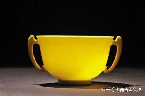 中国古美術品　黄釉暗刻龍文皿「大清康熙年製」記年款 康熙年制黄釉暗刻云龙纹碗_釉瓷