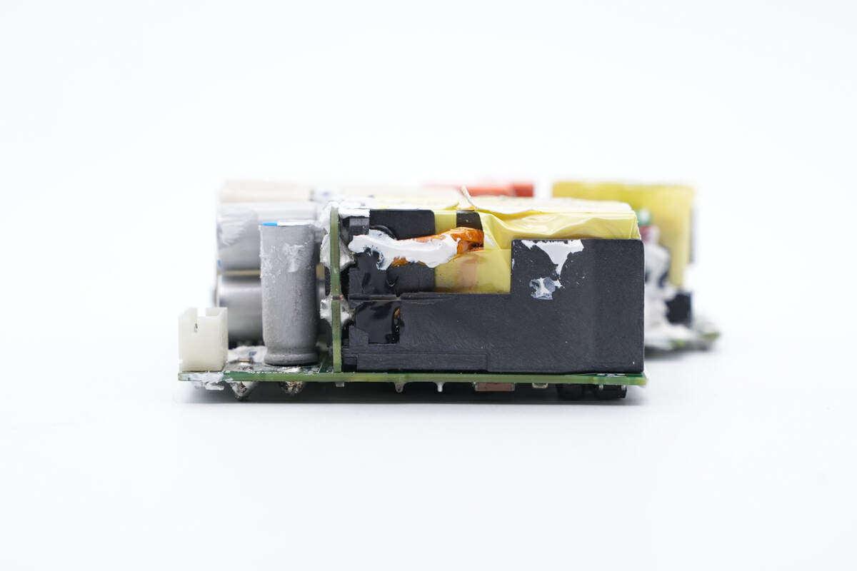 沿接缝处拆开适配器外壳,内部pcba模块粘贴散热片,外壳内部粘贴黑色