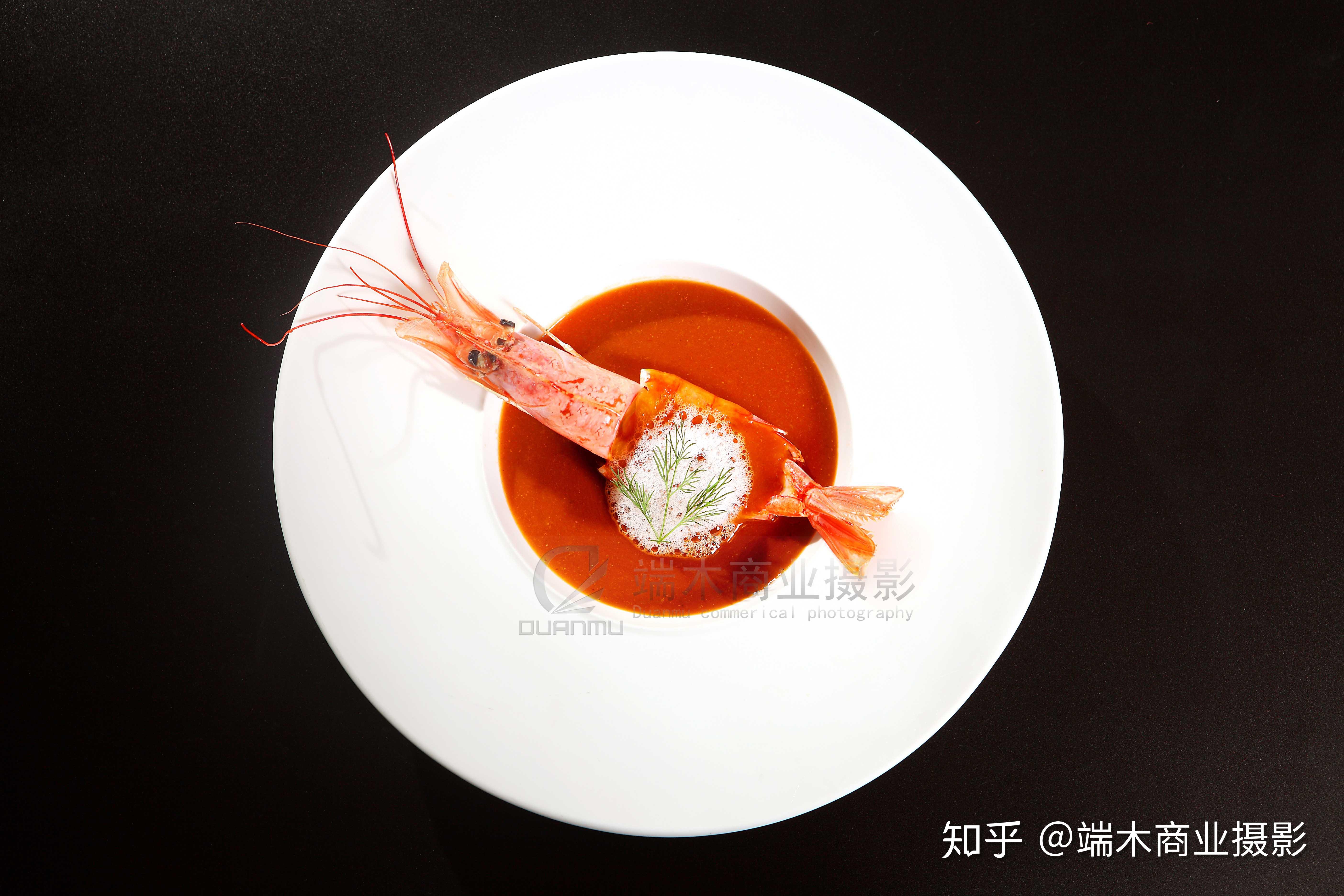 选择的道具和背景就应该不同,背景是否能够突出菜品,颜色搭配是否合理
