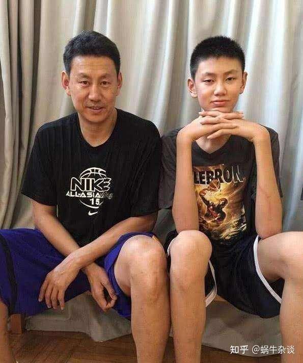 李禄曈是著名篮球运动员,教练员李楠之子,他的父亲身高1.