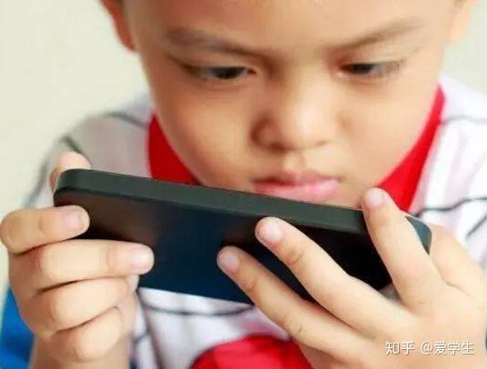 孩子要玩手机_有小孩玩手机_小孩老是偷偷玩手机怎么办