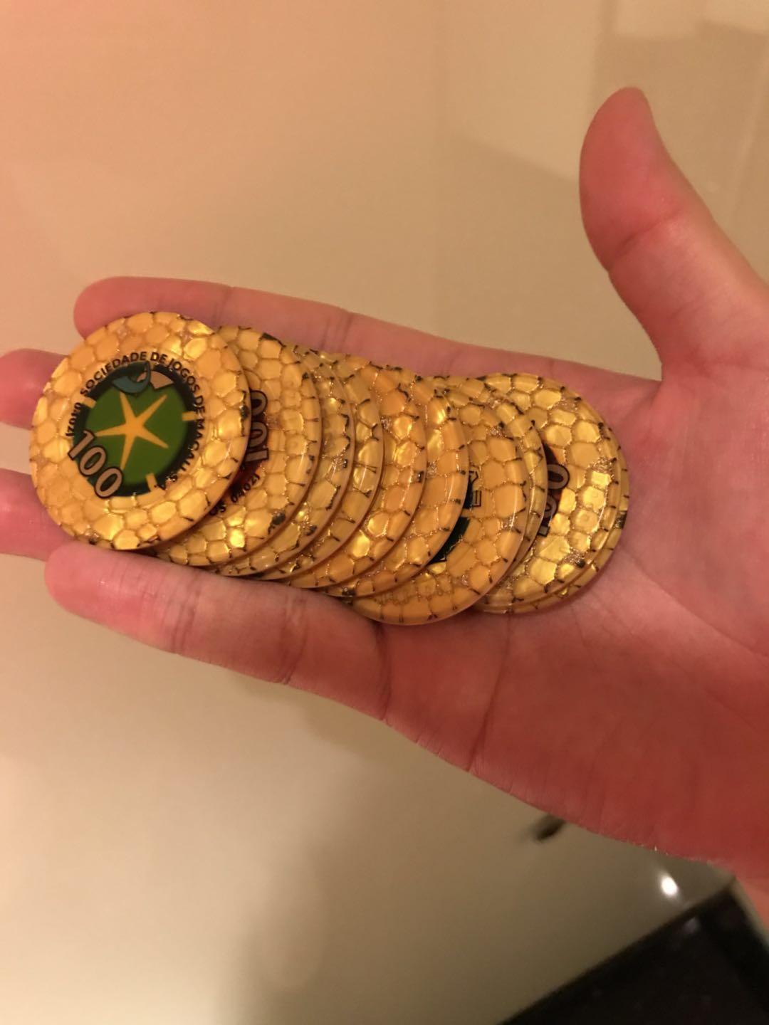 来到二楼,人还挺多了,而且有古装剧和赌神电影里的骰子猜大小,只不过