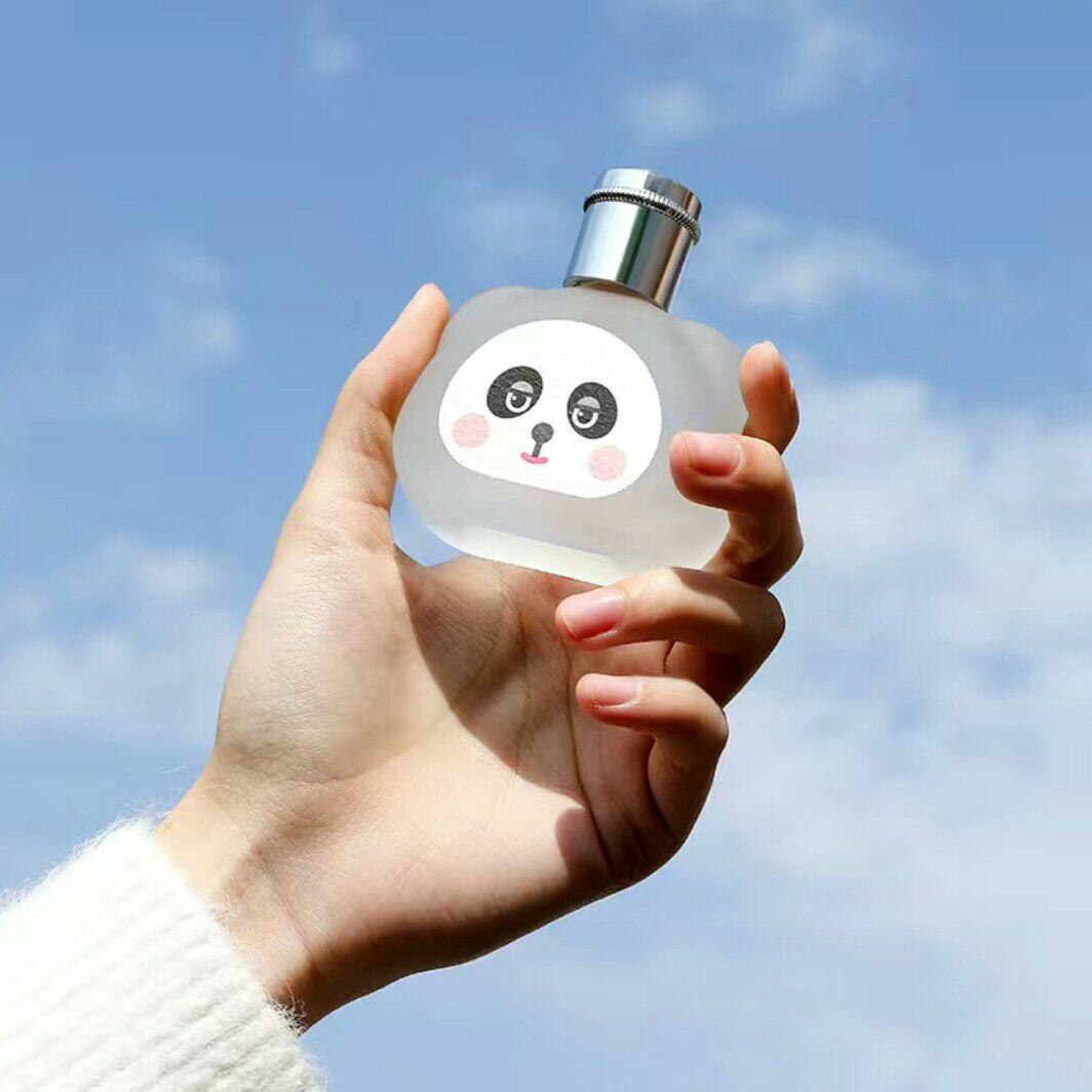 50这款香水的包装是偏可爱风的,有一种萌萌的感觉,同样是玻璃瓶,而且