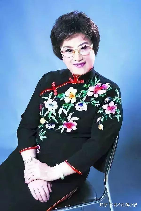 94岁王文娟穿衣仍端庄优雅白卷发造型很时髦晚年也是洋气人