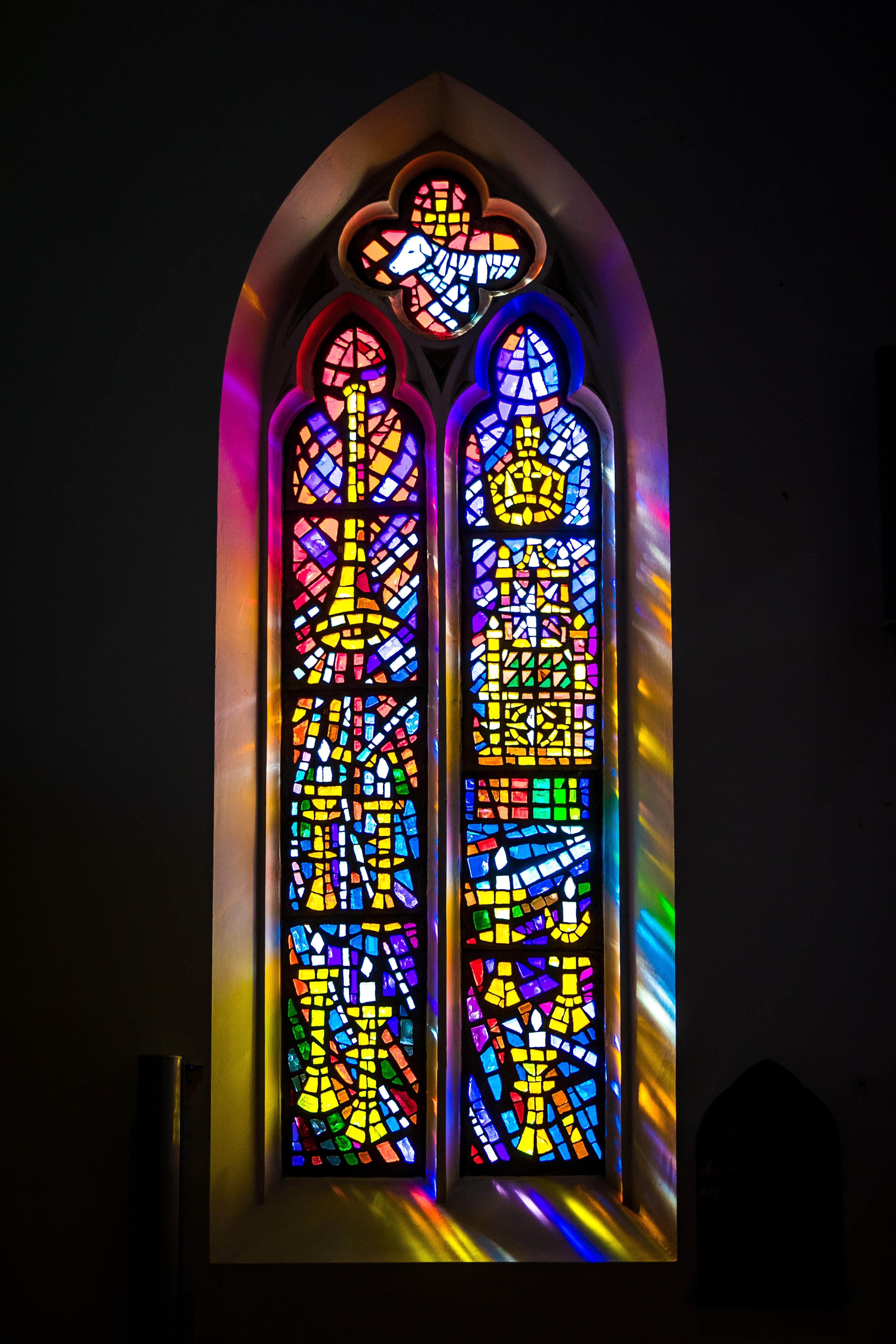 通向天堂的光色盛宴——沙特尔教堂彩色玻璃窗画《圣母子与天使》