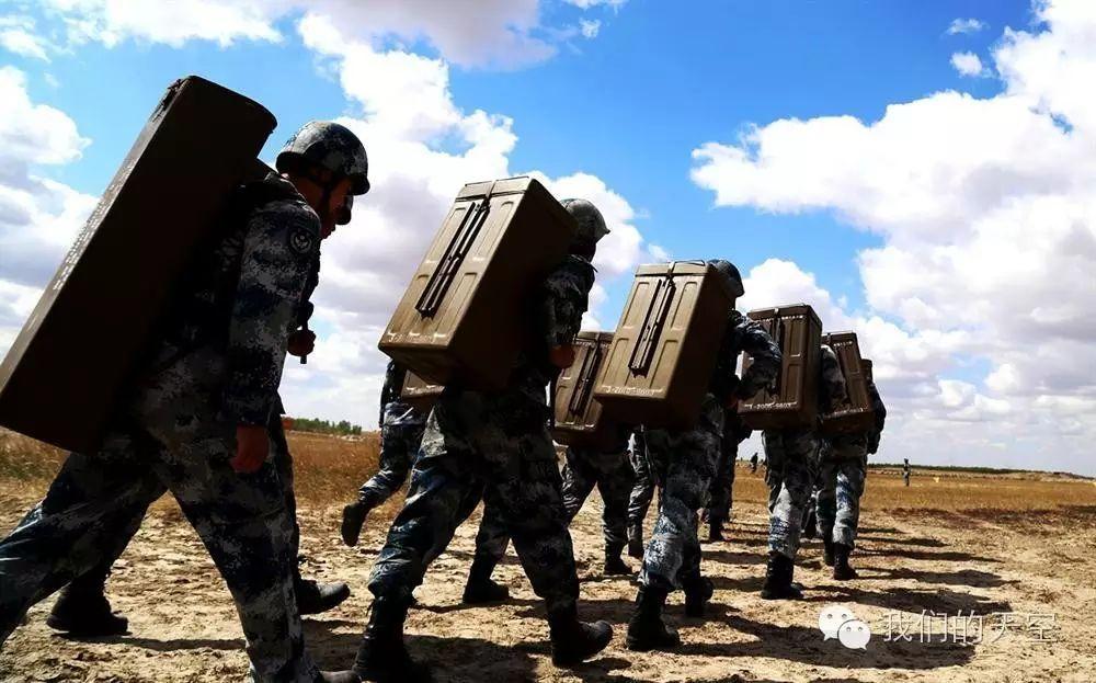 空降兵的背影张张是精美壁纸