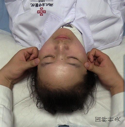 张口时成凹陷处线路四:点揉承浆穴后,自承浆穴用一指禅推法推至下颌角