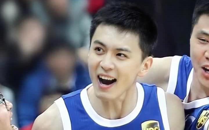 最帅篮球教练杨鸣宣布离婚10年恩爱转头空将共同抚养孩子