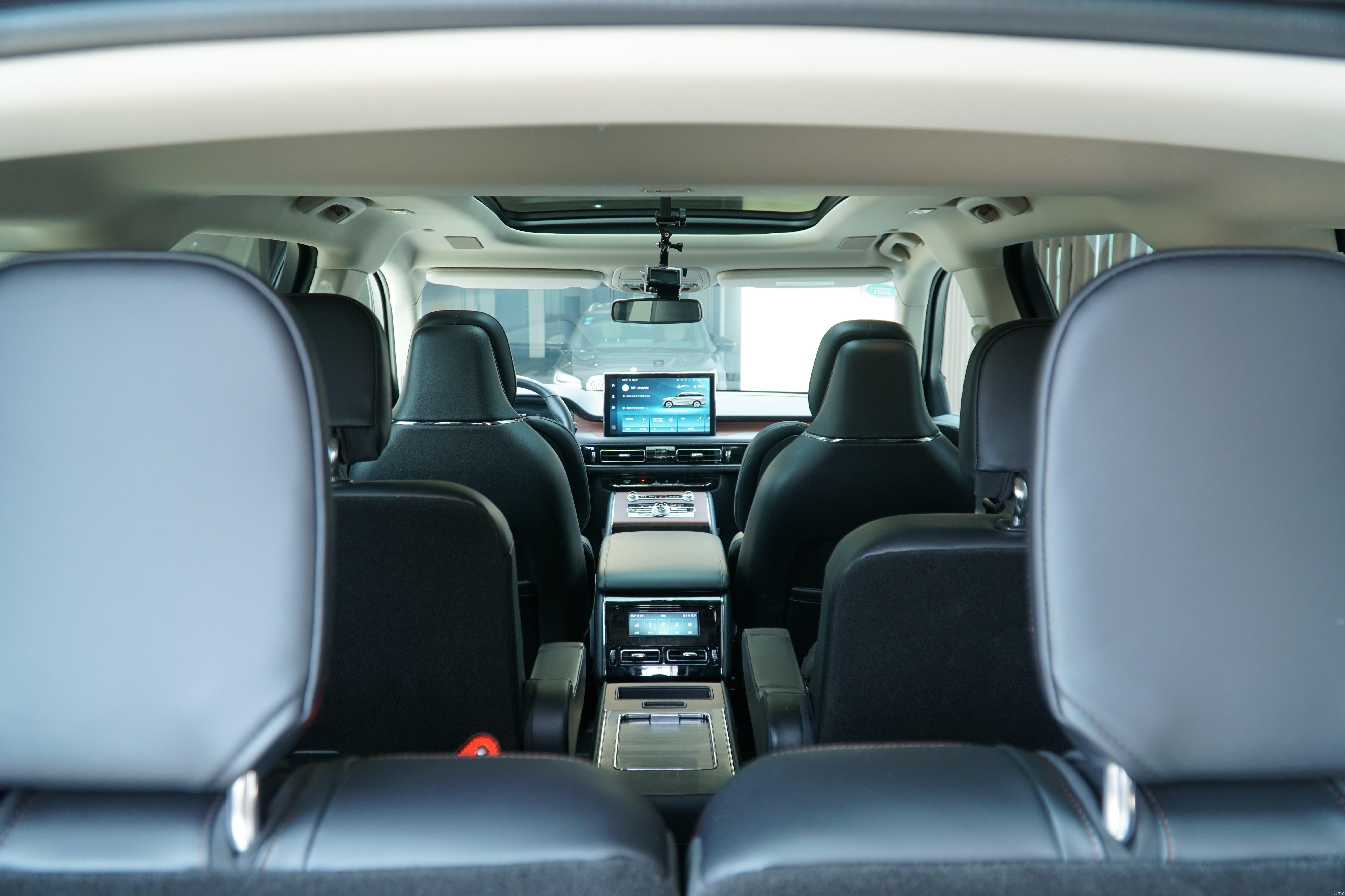 mm×宽2022 mm×高1759mm,轴距3025mm,所以飞行家的空间是绝对够的,我