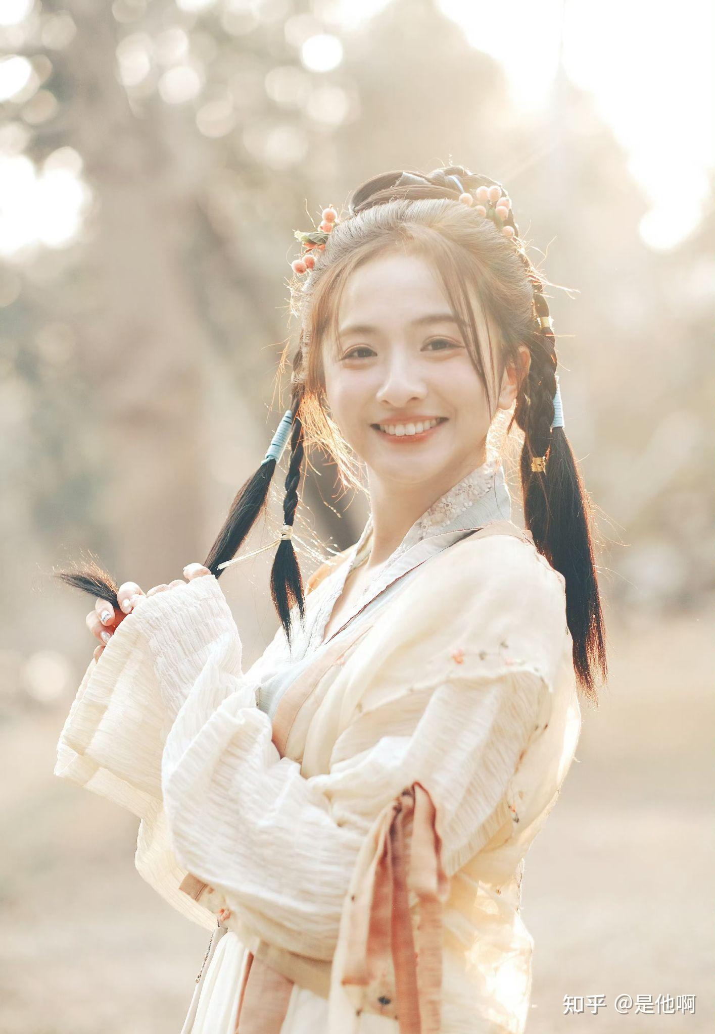 厉嘉琪黄衣古风写真