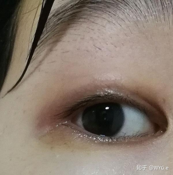 眼睛自带眼线和眼影是什么体验?