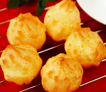 教你一道懒人点心—奶油泡芙,简单易做,外酥里嫩,超级美味!