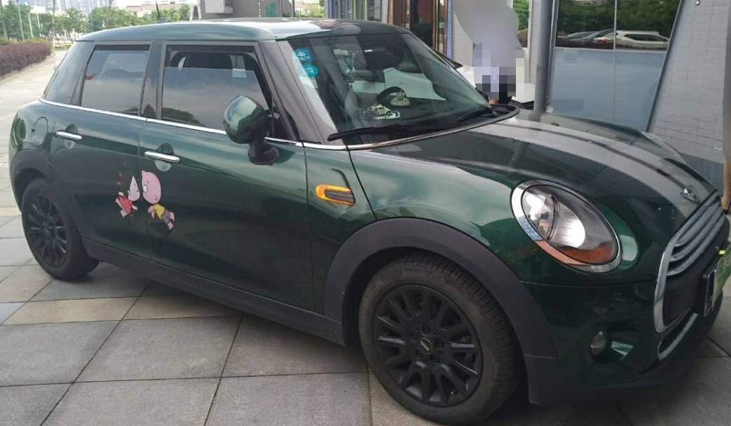 在国内汽车品牌里面,女士车型中数一数二的车型就要数mini和大众的