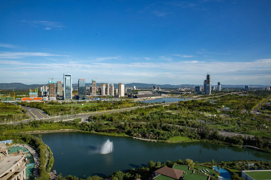 成都的世界面孔丨今天天府新区总部商务区门户地标建筑封顶