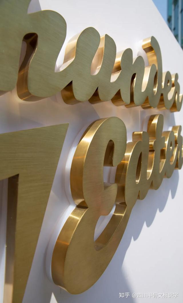 金光太过耀眼那就是有一个缺点给电镀发光字镀上金装以后不论白天夜晚