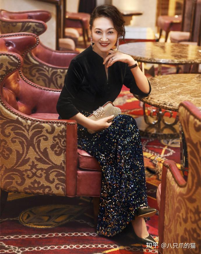 腾格尔前妻原来是她人到中年身材依旧苗条成大龄女性穿衣模板