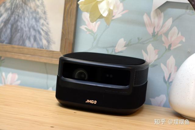 坚果v10新品超高流明白天看120寸巨屏效果如何