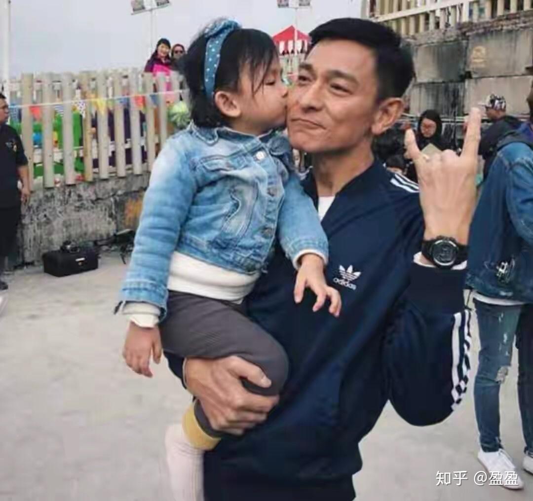 刘德华女儿近照颜值爆表继承了爸妈的优越基因颜值太高了