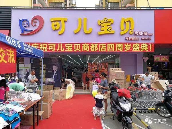 小朋友热情要求合影,希望宝贝们都能有一个棒棒的体质,和大卫哥哥一样