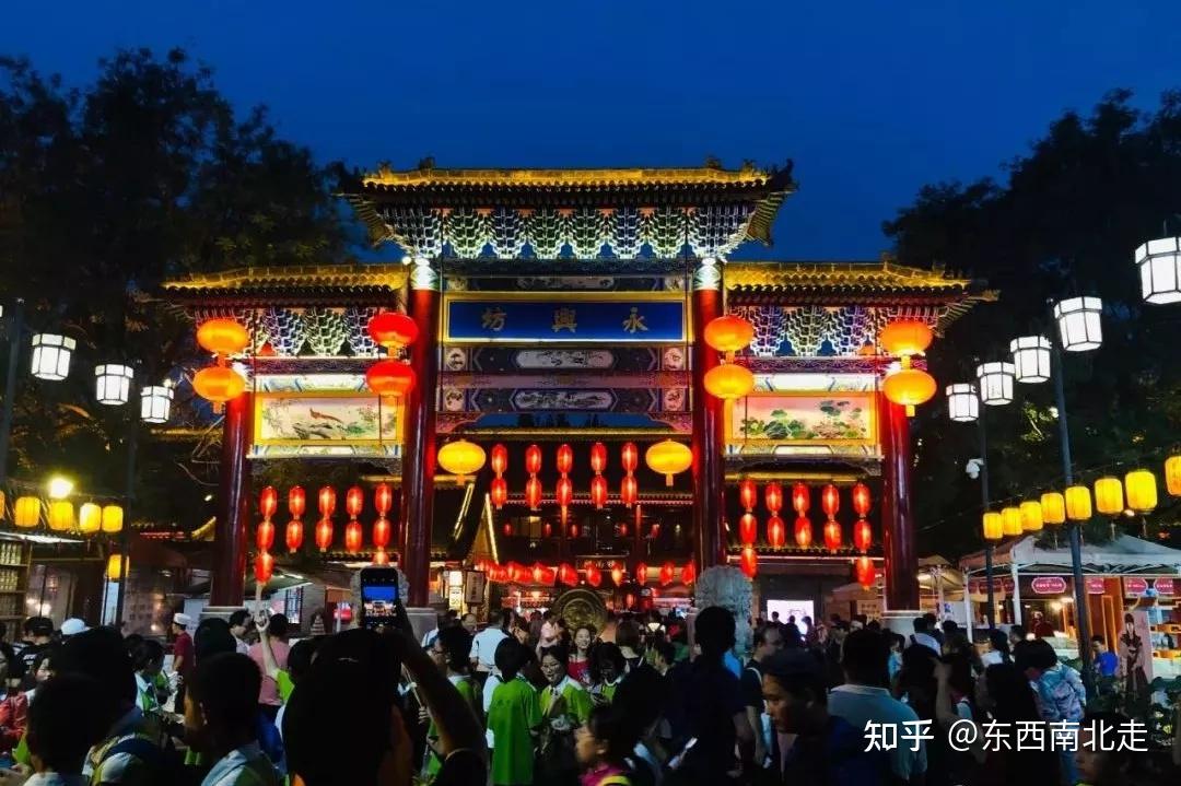 夜里的夜市在大唐芙蓉园未上灯的时候,等候着,等到灯一点点亮开,瞬间